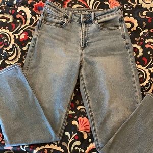 American Eagle Vintage Wash Mom Jeans Cropped High Rise Broken-In Feel